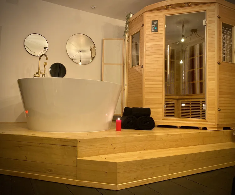 La love room : baignoire ronde et sauna infrarouge sur estrade en bois